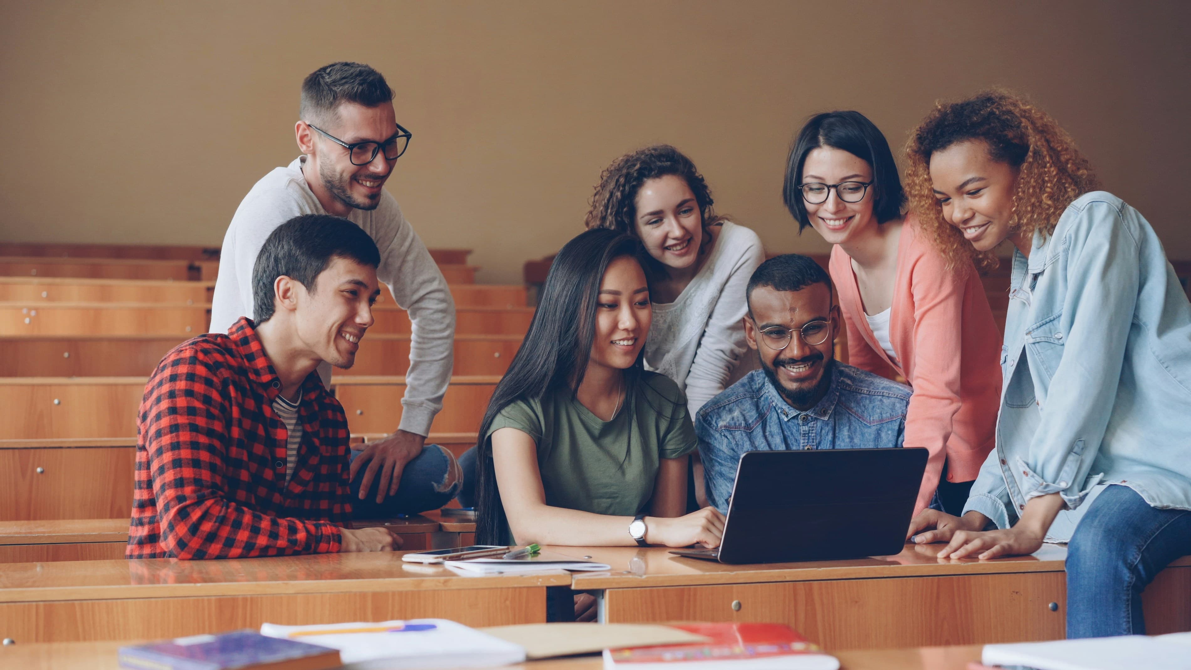 Alunos estudando inglês juntos